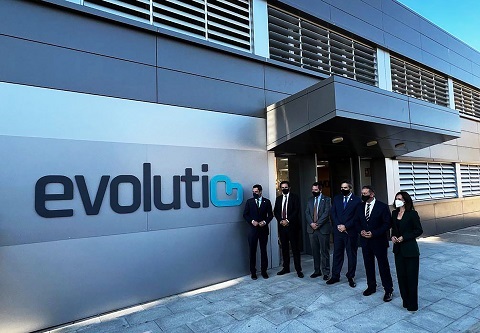 El presidente de la Junta de Andalucía inaugura el centro de trabajo de Evolutio en Linares