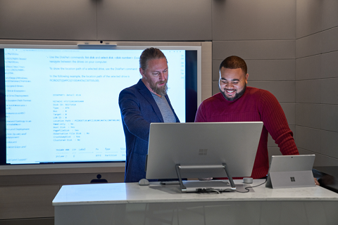 Microsoft aumenta la contratación de especialistas para su hub de I+D de IA