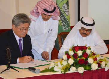 Cierre del contrato entre la Universidad King Abdulaziz y Fujitsu.
