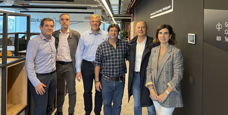 Algunos de los representantes del consorcio en las oficinas del BAT de Bilbao.