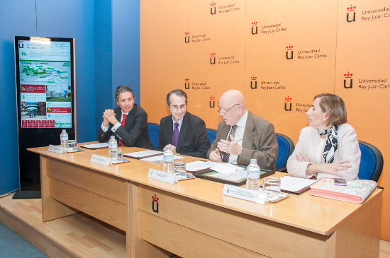 Momento de la firma de acuerdo de colaboración entre la URJC, Aenor, Philips y Schneider Electric. Momento de la firma de acuerdo de colaboración entre la URJC, Aenor, Philips y Schneider Electric.