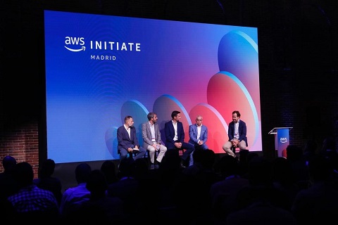 Panelistas del encuentro sobre innovación y transformación digital de AWS